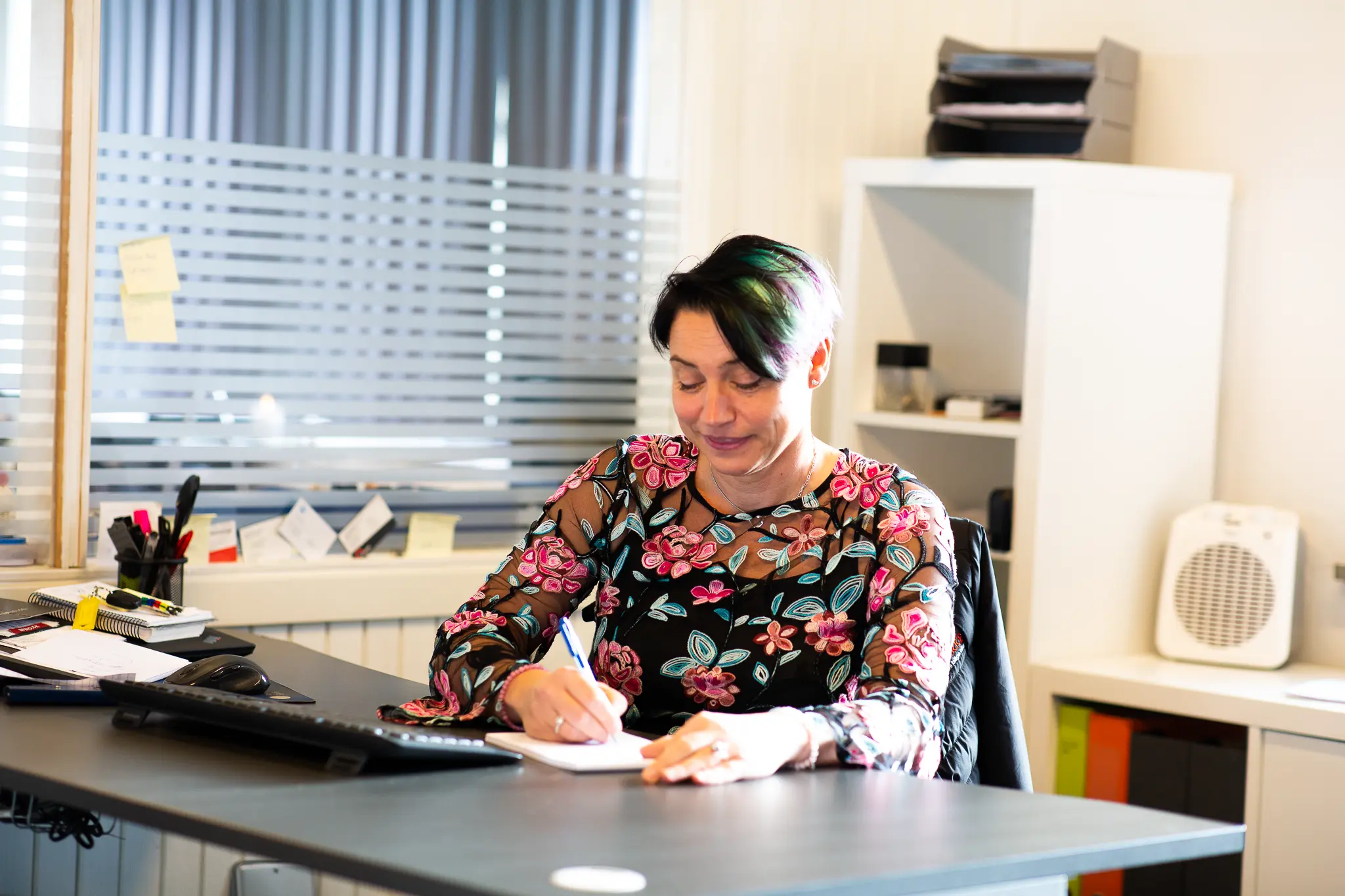 Mona i bogholderi og administration